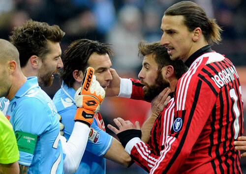 Zlatan (dreapta) îl loveşte mişeleşte pe Aronica