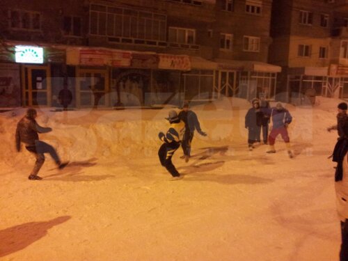 Tinerii din Focşani au încins meciuri de fotbal în mijlocul bulevardului