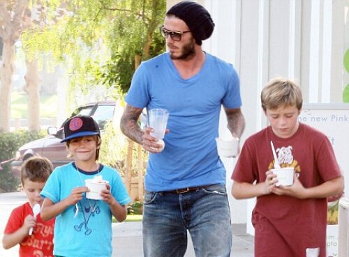Partea masculină a familiei Beckham: Cruz, Romeo, David şi Brooklyn (de la stînga la dreapta) Sursa: gossiprocks.com