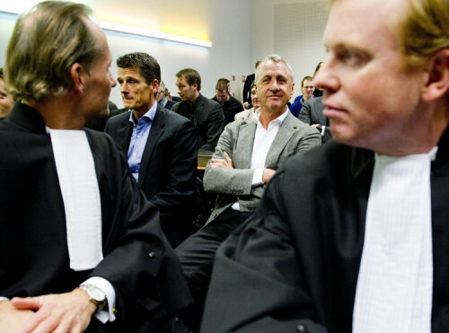 Johan Cruyff, în sala de judecată, convins că va cîştiga procesul. În dreapta lui, fostul internaţional olandez Wim Jonk, antrenor la Academia de juniori a 