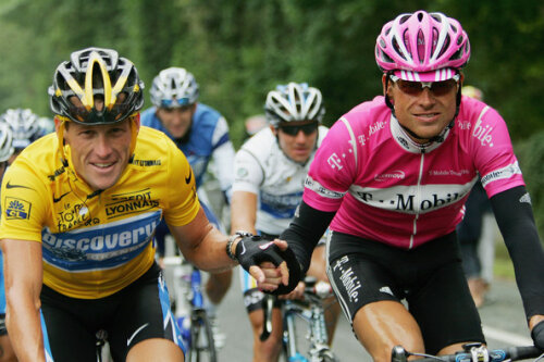 Lance Armstrong şi Jan Ullrich, la finalul ultimului Tur parcurs de amîndoi, în 2005. (foto: zimbio.com)