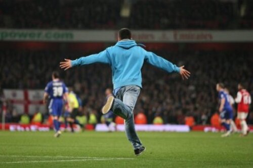 Un fan pătruns pe gazon îl putea accidenta serios pe un echipier al gazdelor (foto: AP)