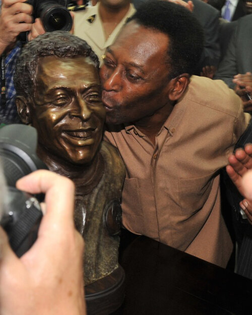 Pele şi bustul care îl înfăţişează (foto: sports.yahoo.com)