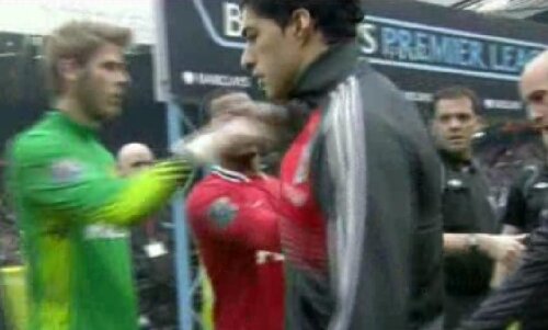 Enervat, francezul l-a apucat de braţ pe Suarez, fiind potolit cu greu de către arbitrul Phil Dowd şi colegul său, David de Gea