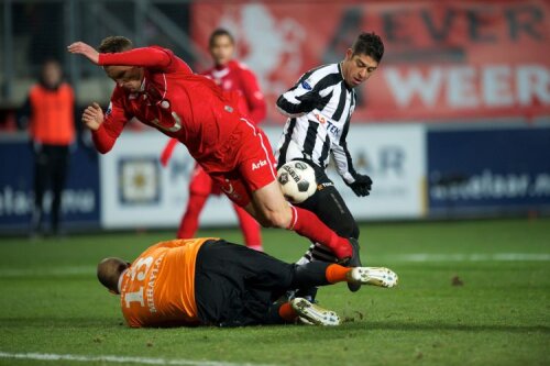 Lipsa de comunicare dintre fundașul Cornelisse (în centru) și portarul Mihailov a condus la al treilea gol primit de Twente, marcat de Everton (dreapta). FOTO Gulliver/Getty Images