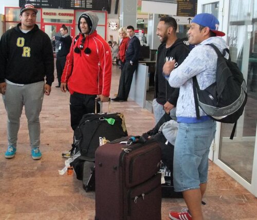 Doi dintre cei trei jucători aduşi de RCM Timişoara au sosit în ţară îmbrăcaţi sumar (foto: banatsport)