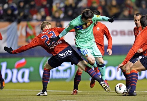 Messi n-a avut sîmbătă nici o șansă în fața apărătorilor Osasunei Foto: Reuters