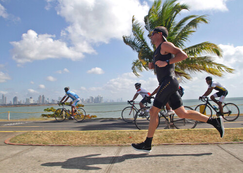 Lance Armstrong, alergînd la triatlonul din Panama foto: Reuters