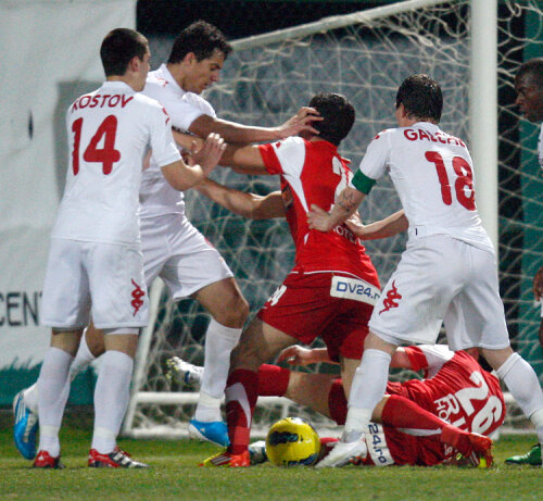 Platini (în alb, în centru) a avut o altercaţie cu Rus la Dinamo-ŢSKA Sofia 2-1