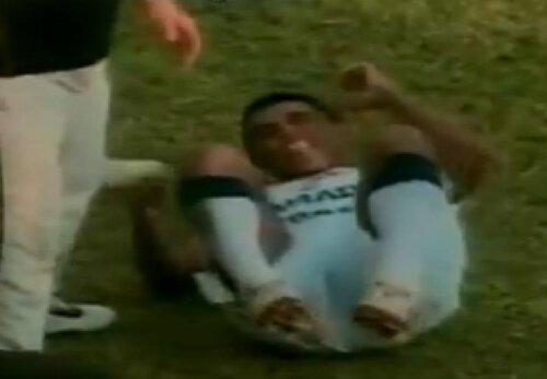 Aldivan a fost lovit în spate cu o bară metalică