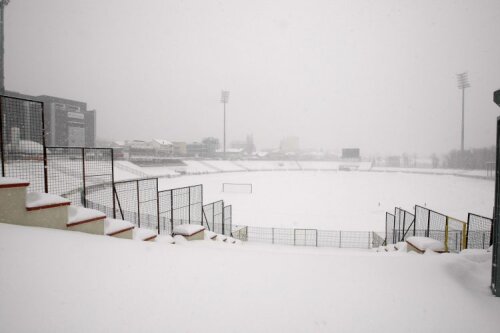 Aşa arăta Stadionul din Ştefan cel Mare ieri la prînz. Săptămîna viitoare vor fi aduşi deţinuţi pentru ca arena să fie deszăpezită. Foto: Raed Krishan