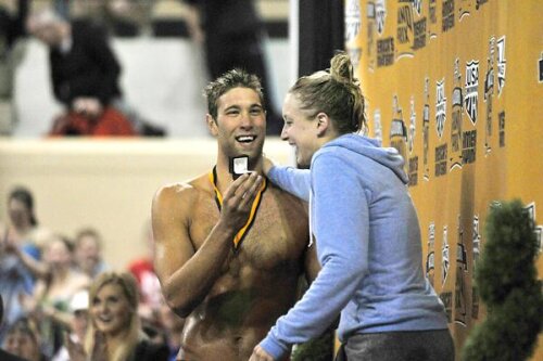 Momentul în care Matt îi oferă lui Annie inelul de logodnă