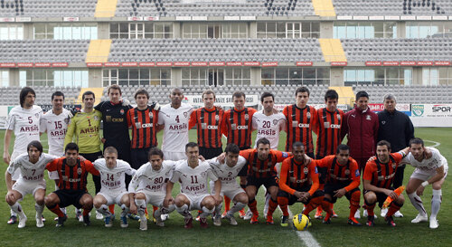 Înainte de meci, la iniţiativa lui Mircea Lucescu, cele două echipe au făcut o poză de grup. Tatăl şi fiul, Mircea şi Răzvan Lucescu, au stat unul lîngă celălalt.