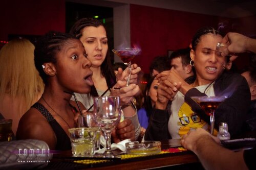 Givens (stînga) și Coker (dreapta) în barul în care a avut loc incidentul