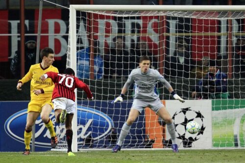 Robinho înscrie cu capul primul dintre cele două goluri ale sale. Nici o șansă pentru portarul Szczesny.
Foto: Reuters