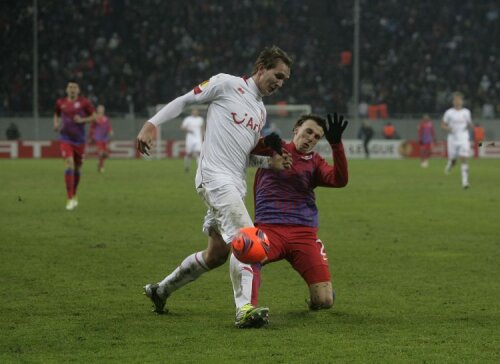 Vlad Chiricheş, în duel cu un adverar. FOTO Raed Krishan