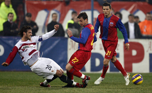 Imagine de la ultima înfrîngere pe teren propriu într-un meci tur: Steaua lui Paraschiv și Thereau pierdea cu 0-2 cu FC Sevilla și irosea calificarea după ce a pierdut și returul cu 1-0