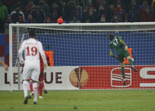 Mingea l-a survolat pe Tătărușanu și a aterizat cuminte în plasă, la colțul lung Foto Cristi Preda