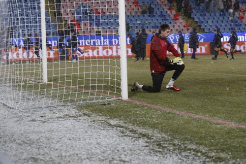 Ciprian Tătăruşanu măsoară 1,98 metri, avînd un fizic bun pentru un portar