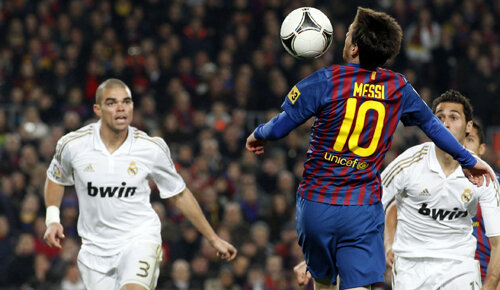 Jucătorii lui Real Madrid aleargă disperaţi: mingea e la Messi!