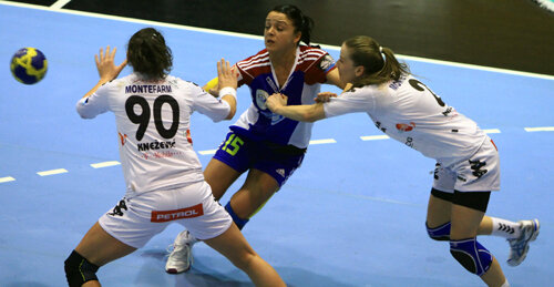 Valentina Ardean Elisei a fost mereu prinsă în cleştele advers duminică seară // Foto: Marius Ionescu