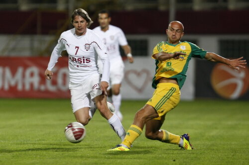 Ciprian Deac(în alb) îi cere lui Copos să plătească suma de transfer pentru a rămîne la Rapid şi din vară