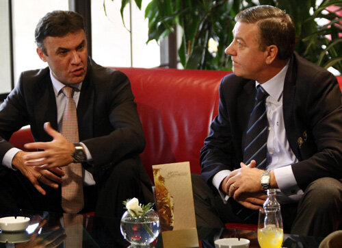 Colegi în Comitetul Executiv UEFA, Mircea Sandu (dreapta) și omologul său bulgar, Borislav Mihailov, colaborează pentru a elucida 