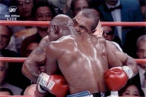 Evander Holyfield a trăit şocul vieţii sale în 1997, cînd Mike Tyson l-a muşcat de ureche în timpul meciului. FOTO Reuters.