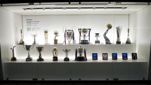 Vitrina cu cele 16 trofee cucerite de FC Barcelona în 2011 la toate disciplinele