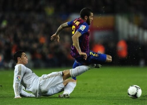 Cristiano Ronaldo, în duel cu Dani Alves (foto: AP)