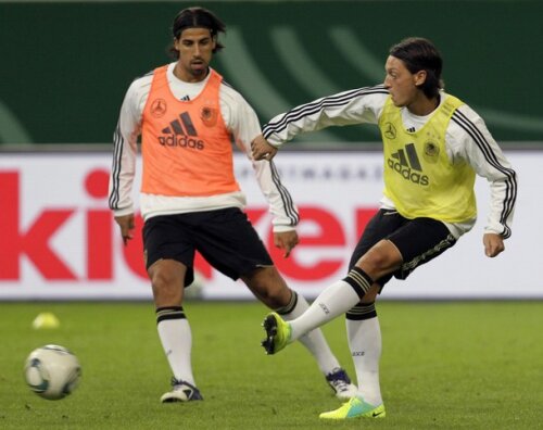 Khedira şi Ozil sunt colegi atît la Real, cît şi la naţionala Germaniei (foto: Reuters)