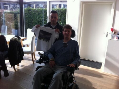 Mihai Neşu alături de unul dintre fanii săi, Alexandru Ivan, a cărui vizită a primit-o astăzi. Sursa: facebook