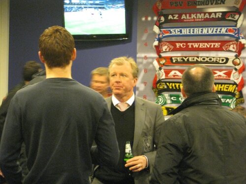 Steve McClaren a sărbătorit azi-noapte calificarea lui Twente în optimile Europa League alături de ziariştii olandezi Foto: evz.ro
