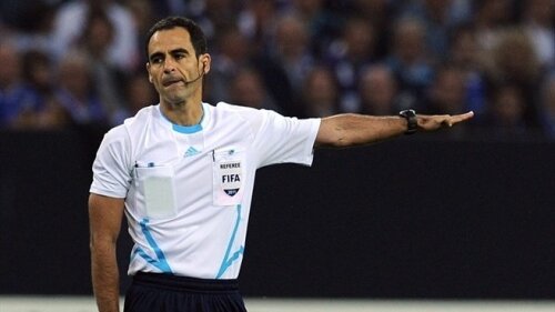 Carlos Velasco Carballo (40 de ani) e cel mai apreciat arbitru spaniol al momentului. Va fi la Euro
