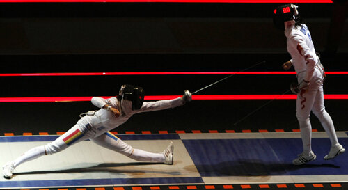 Ana Brînză (stînga) într-un duel chiar cu chinezoaica Sun Yujie