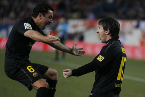 Xavi şi Messi sărbătoresc golul argentinianului din lovitură liberă