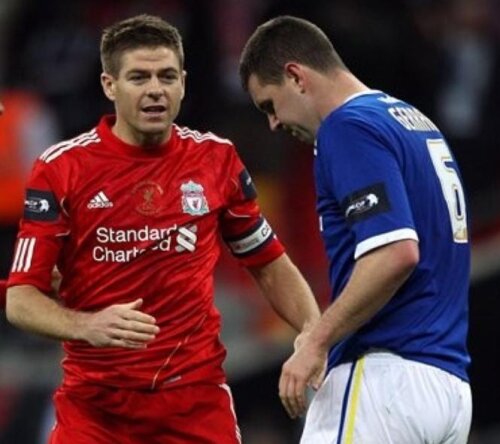 Steven (stînga) a încercat să îl consoleze pe Anthony Gerrard după ce acesta a ratat penalty-ul care i-a adus Cupa Ligii lui Liverpool (foto: AP)