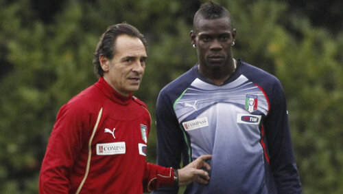 Prandelli îl avertizează pe Balotelli că derapajele l-ar putea costa Euro