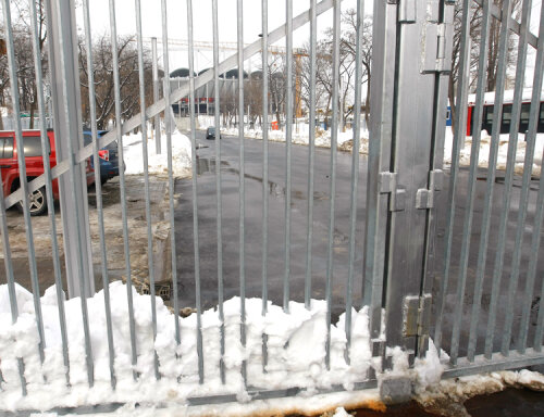 Una dintre căile de acces spre Arena Naţională este rezervată doar autocarelor care aduc echipele la stadion şi maşinii preşedintelui FRF, Mircea Sandu