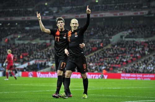 Robben şi Huntelaar au marcat contra Angliei