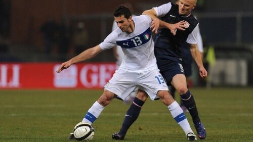 Thiago Motta (în alb, cu Bradley) nu a izbutit să limpezească jocul ”squadrei azzurra”