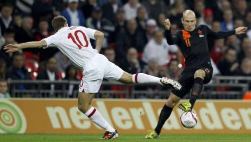 Robben (dreapta) a decis victoria Olandei în Anglia printr-o ”dublă”