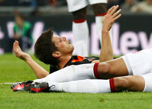 Așa arăta Huntelaar după ce s-a izbit cu Smalling Foto: Reuters