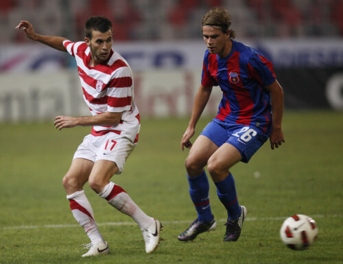 Vasile Olariu (stînga), într-un meci împotriva Stelei