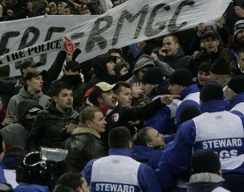 Ipostază rară imortalizată de fotoreporterul Raed Krishan: un lider de galerie craiovean și un ultras dinamovist luptînd în prima linie, în aceeași peluză, pentru aceeași cauză