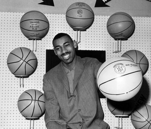 Wilt Chamberlain rămîne singurul baschetbalist care se poate lăuda că a reuşit 100 de puncte într-un meci.