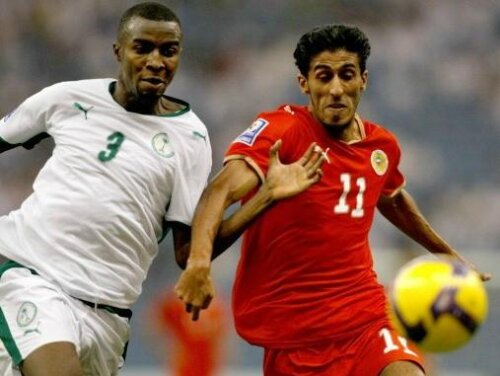 Ismael Abdullatif (dreapta) a dat două goluri și a ratat un penalty în meciul la o singură poartă din Bahrain