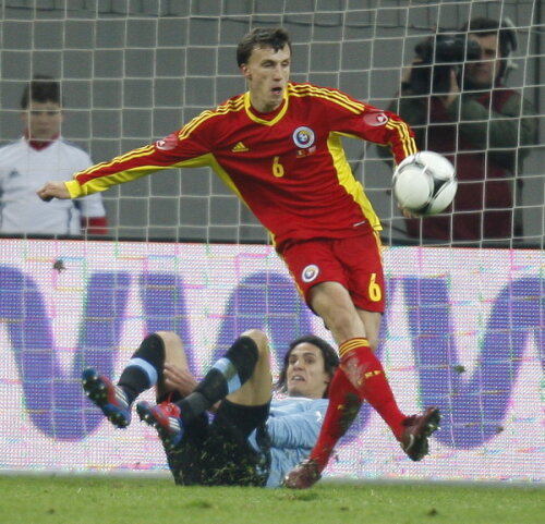 Chiricheş a avut o evoluţie bună şi contra Uruguayului şi e deja om de bază în apărarea lui Piţurcă