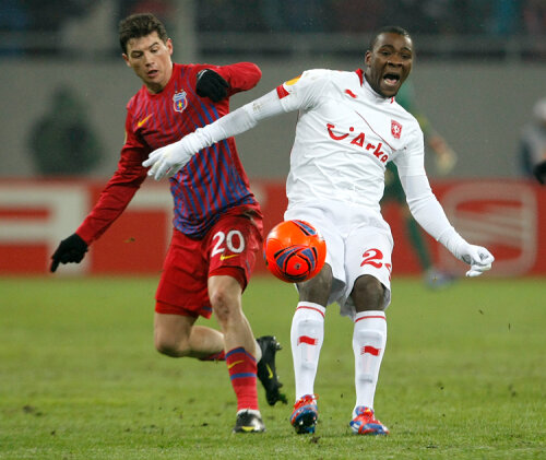 Ovidiu Dănănae n-a reuşit să-l blocheze pe Ola John în meciul tur cu Twente Foto: Raed Krishan