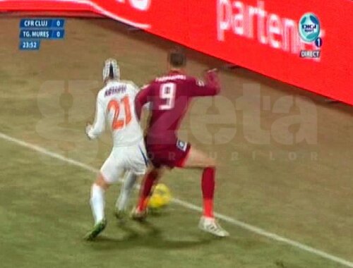Pantelis Kapetanos a scăpat mingea în afara terenului, însă s-a dictat corner pentru CFR Cluj (captură: DigiSport 1)